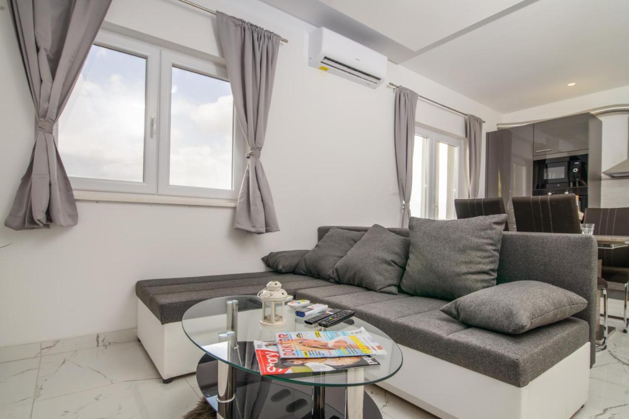 Apartment Pelja